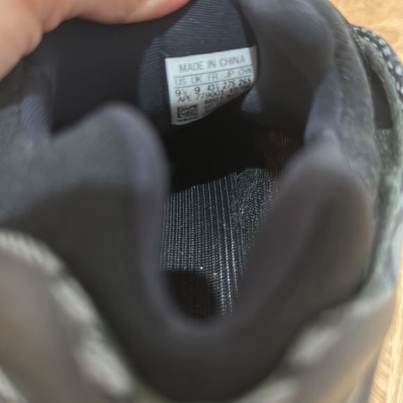 AUTHENTIC MENS YEEZYS BLACK SNEAKERS SIZE 9.5 - Picture 6 of 6